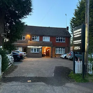 High Trees Gatwick Guest house